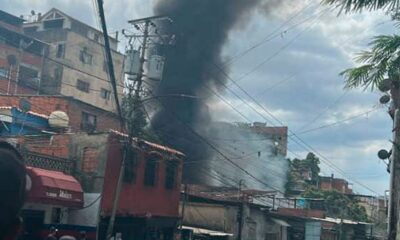 Incendio en un taller mecánico en Petare - Agencia Carabobeña de Noticias