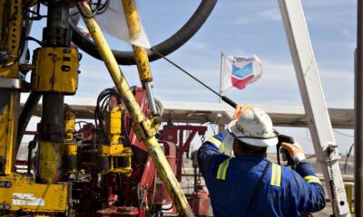 Según diario estadounidense Trump estudia extender licencia a Chevron en Venezuela