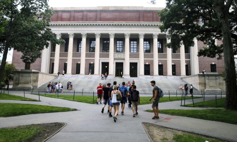 Estudiantes extranjeros en EE.UU. con visas revocadas demandan al gobierno de Trump