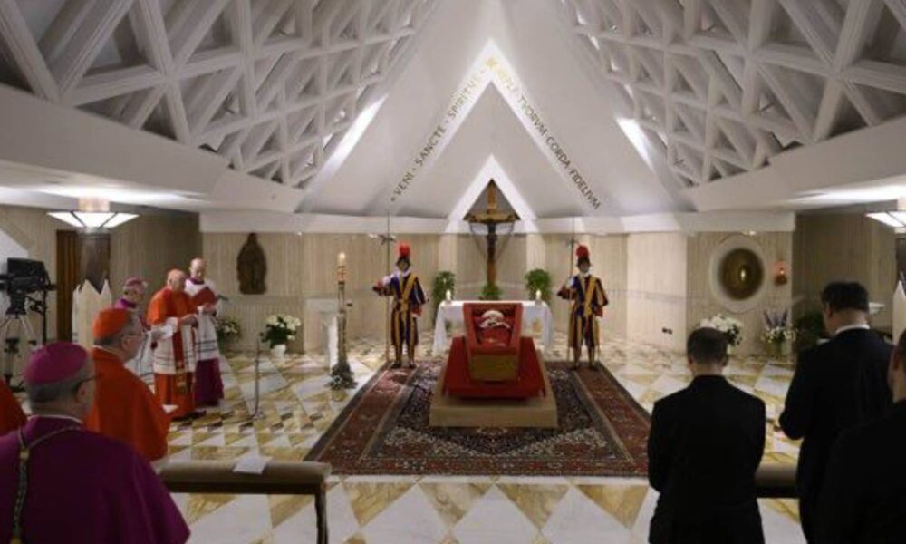 Primeras imágenes del papa Francisco en su féretro