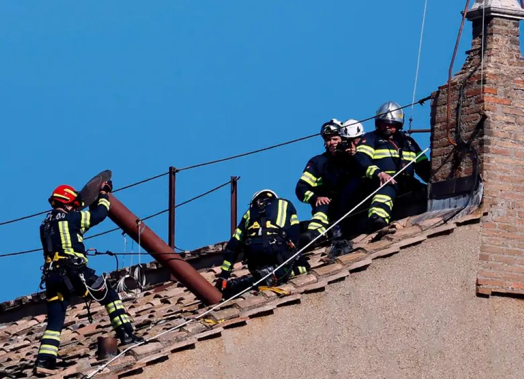 Instalaron chimenea para cónclave - Agencia Carabobeña de Noticias