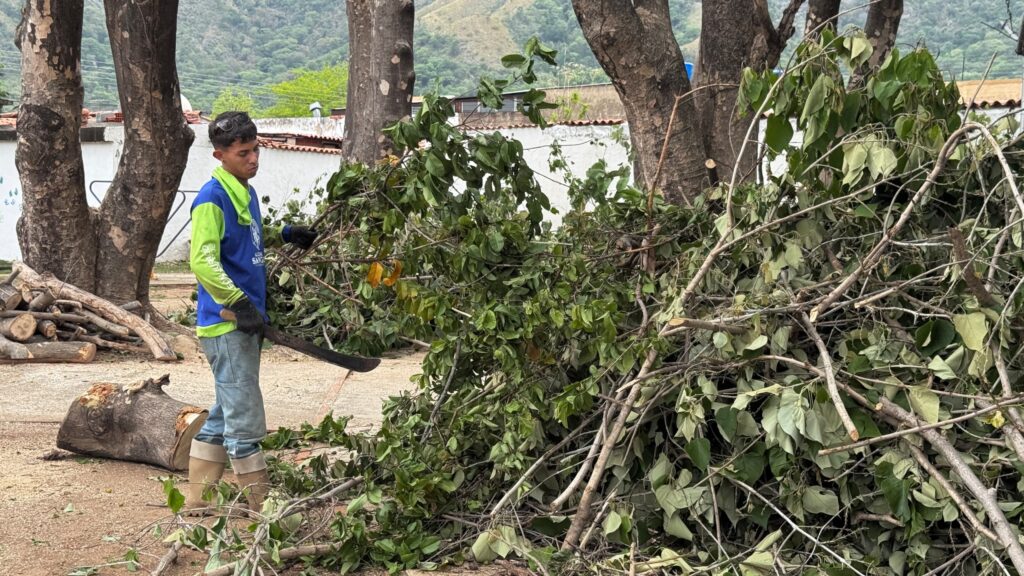 Fumcosandi realiza saneamiento de canales - Agencia Carabobeña de Noticias