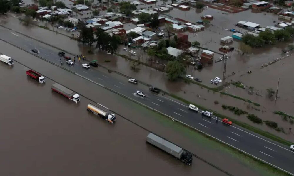 Inundaciones en Buenos Aires dejan más de 4 mil evacuados