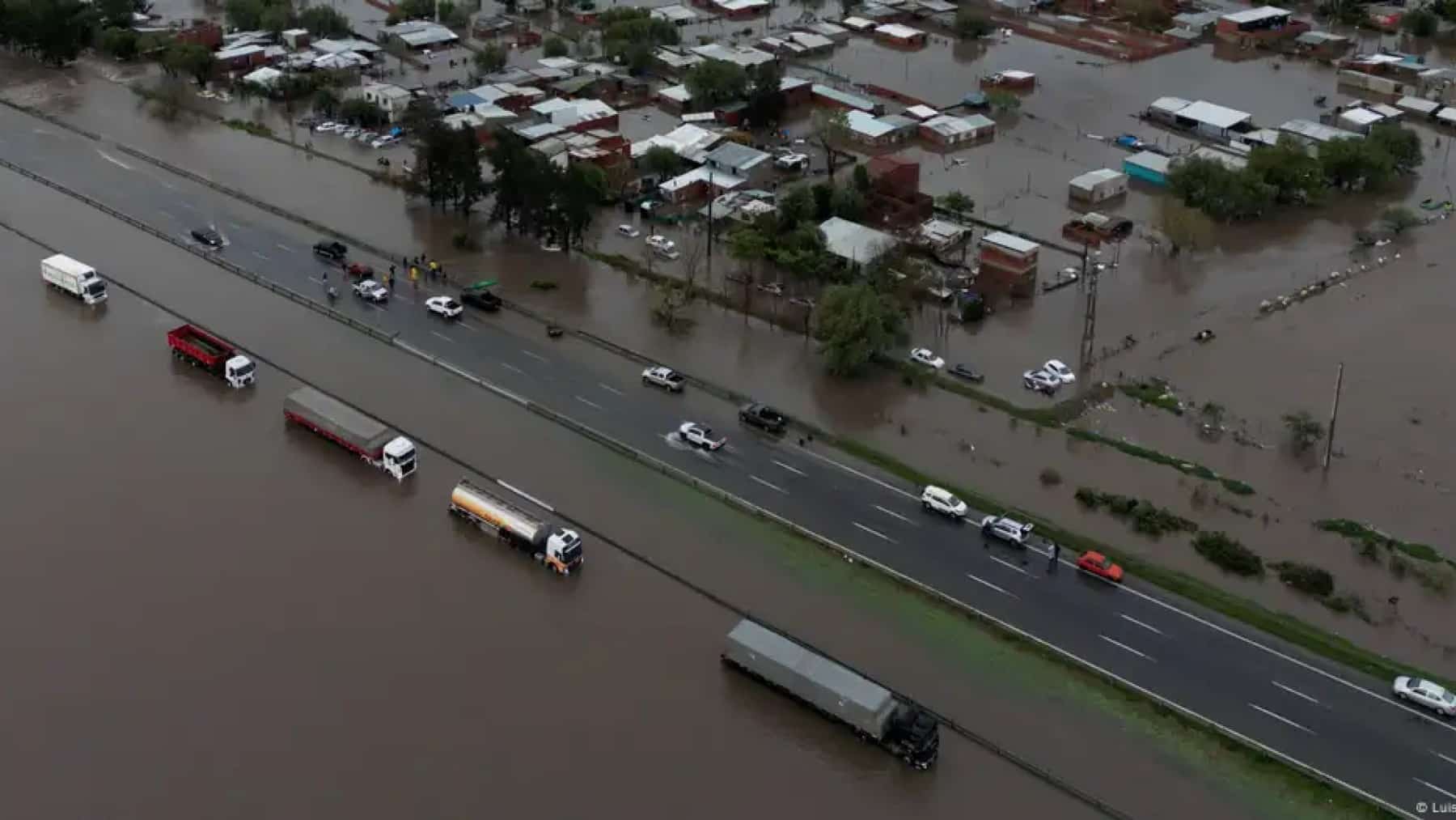 Inundaciones en Buenos Aires dejan más de 4 mil evacuados