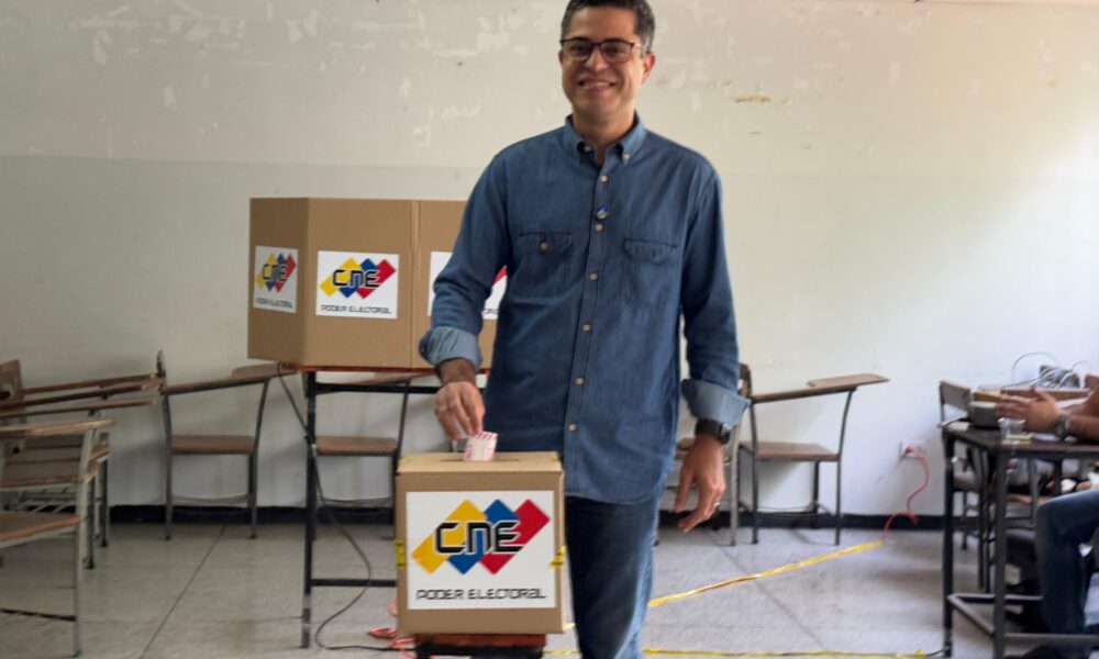 León Jurado ejerció su voto - Agencia Caraobeña de Noticias