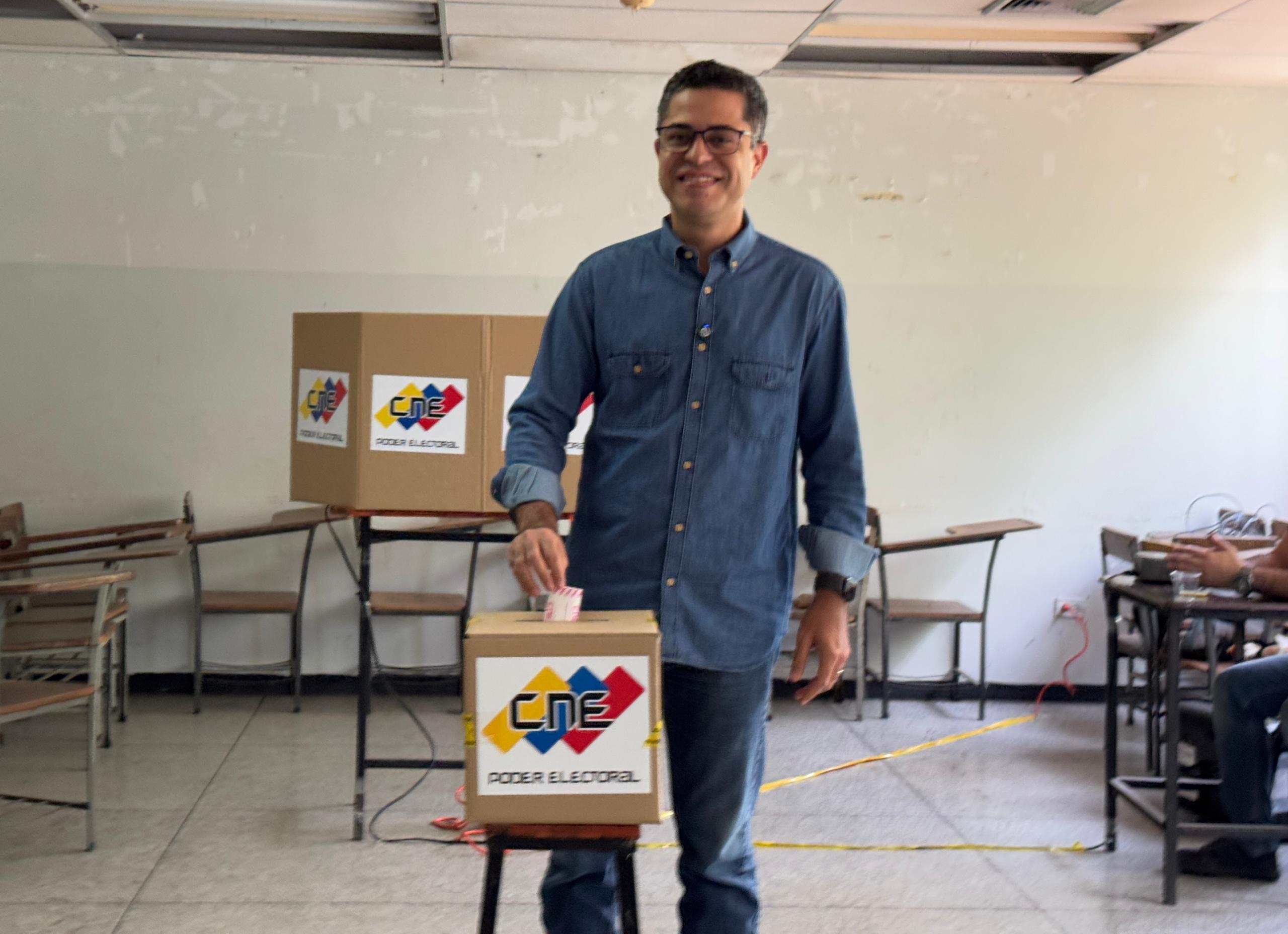 León Jurado ejerció su voto - Agencia Caraobeña de Noticias