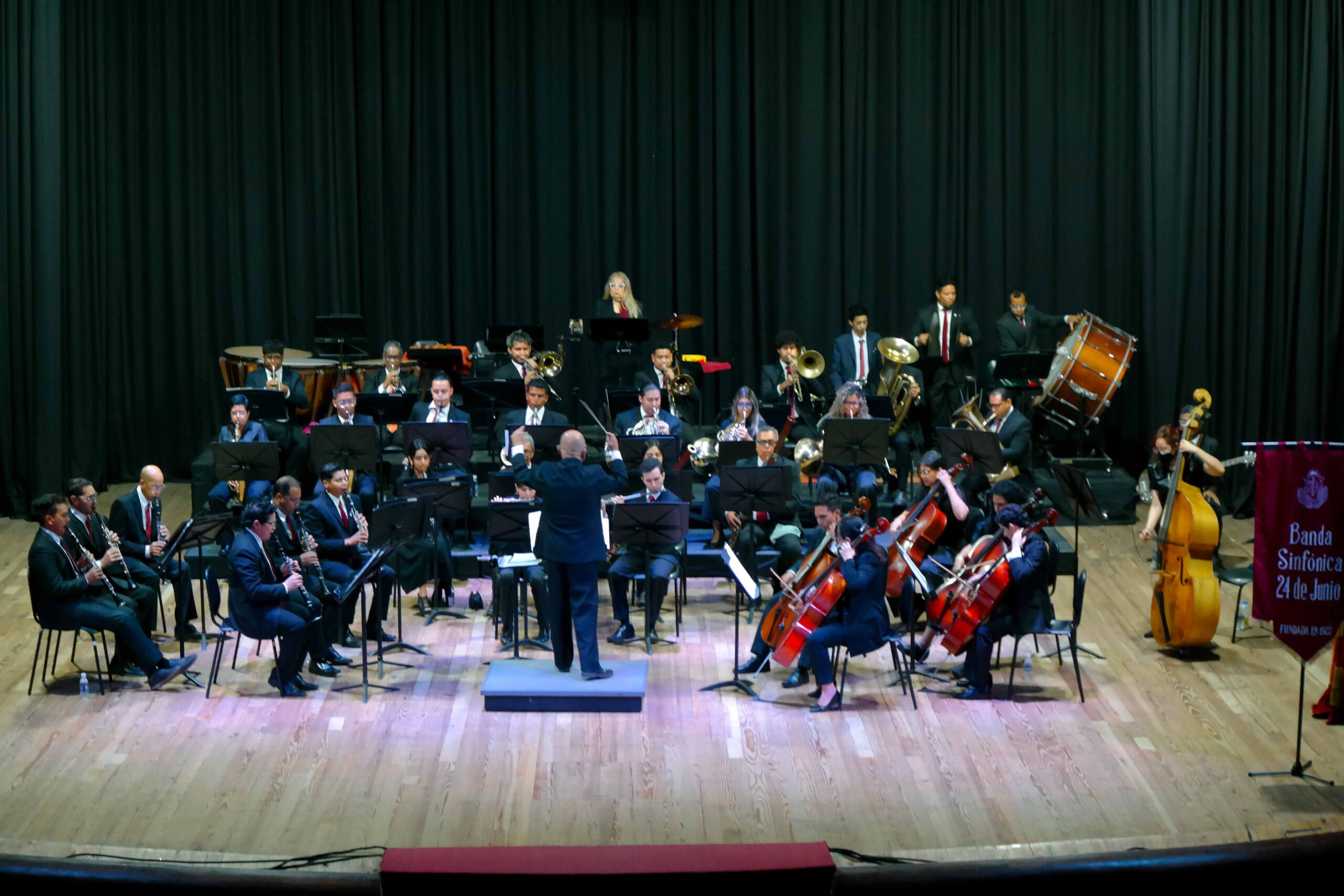 Banda Sinfónica 24 de Junio homenajeó a las madres y a la Sociedad Amigos de Valencia