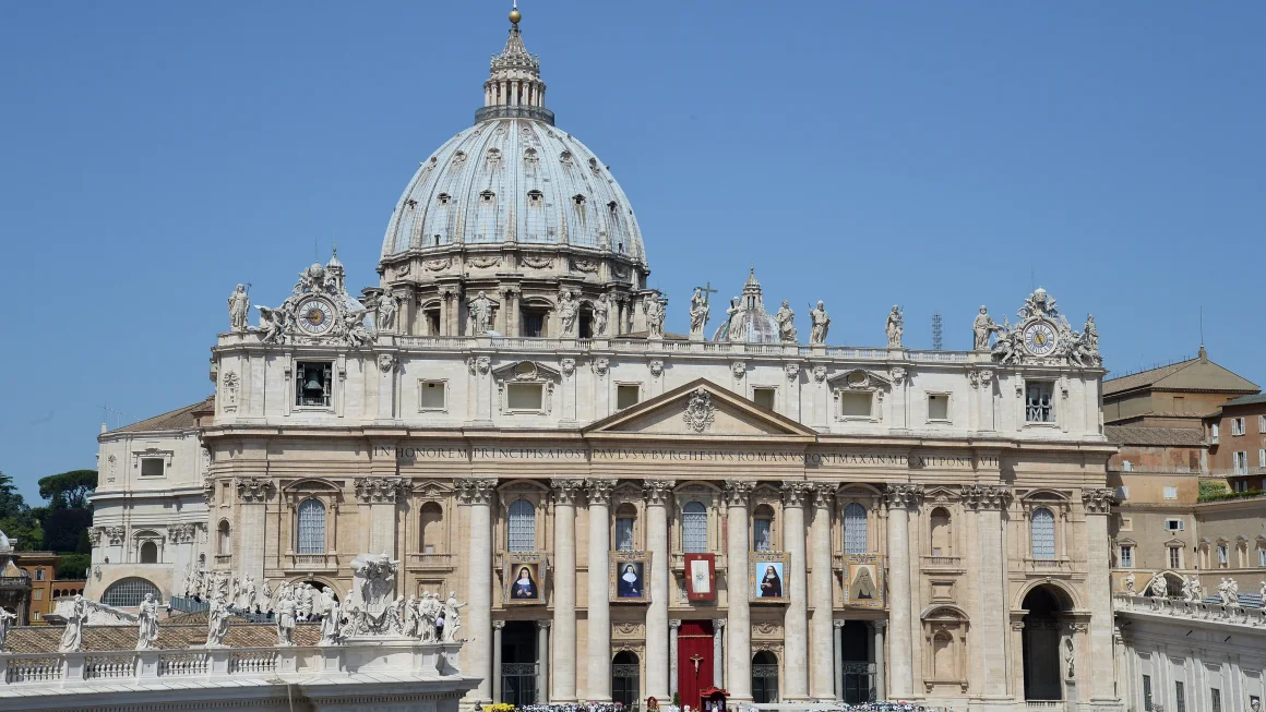 Cardenales que elegirán al nuevo papa ya están en Roma