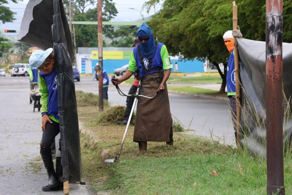 Fumcosandi realiza mantenimiento y desmalezado - Agencia Carabobeña de Noticias