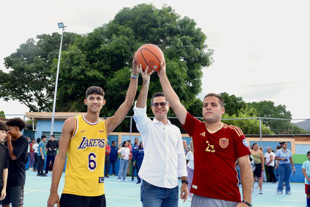 León Jurado entregó cancha de usos múltiples - Agencia Carabobeña de Noticias