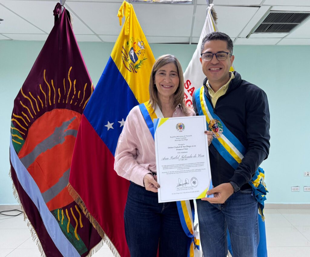 Alcalde León Jurado condecoró a Ana Isabel Taboada de Vera - Agencia Carabobeña de Noticias
