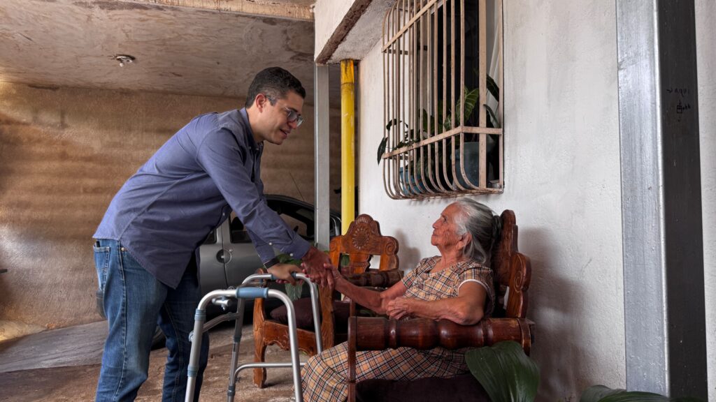 Alcalde León Jurado entregó equipos médicos - Agencia Carabobeña de Noticias