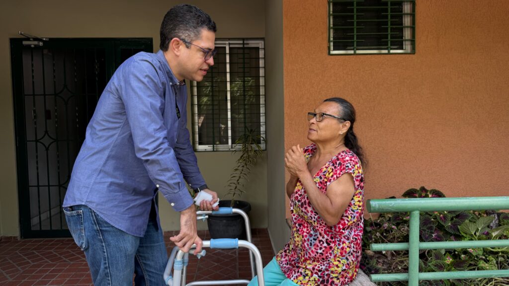 Alcalde León Jurado entregó equipos médicos - Agencia Carabobeña de Noticias