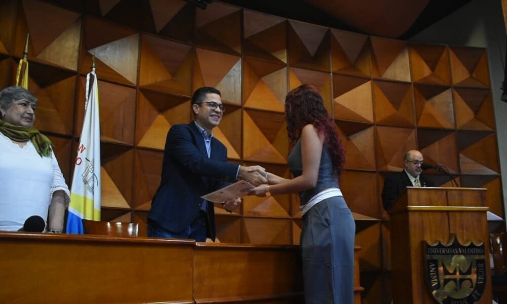 Alcaldía de San Diego y la UJAP entregaron certificados - Agencia Carabobeña de Noticias