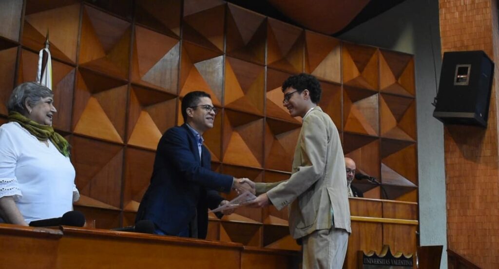 Alcaldía de San Diego y la UJAP entregaron certificados - Agencia Carabobeña de Noticias