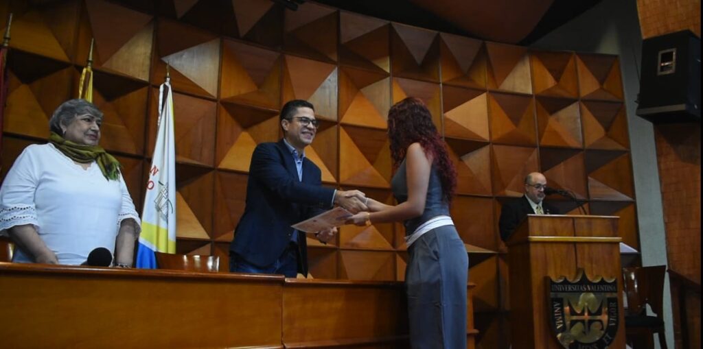 Alcaldía de San Diego y la UJAP entregaron certificados - Agencia Carabobeña de Noticias