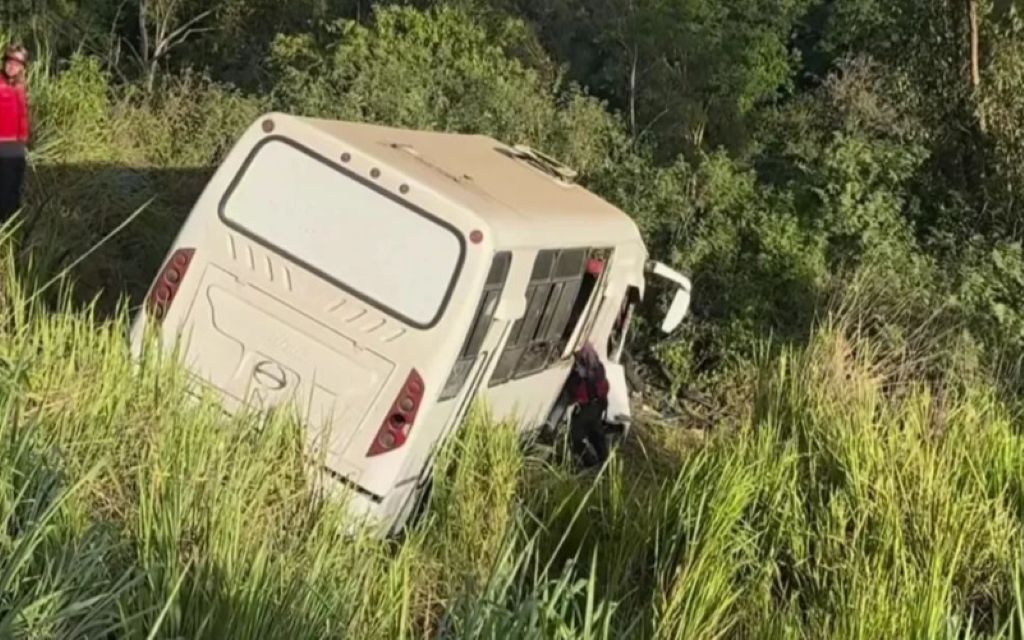 Autobús de GNB se precipitó en Tazón - Agencia Carabobeña de Noticias