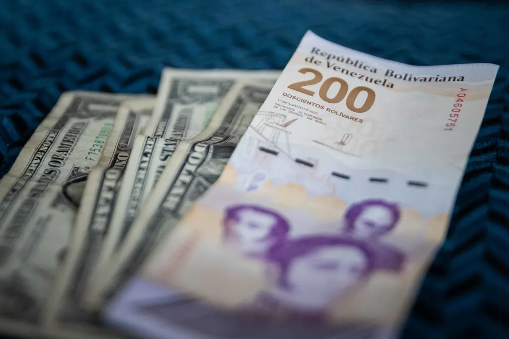 Bolívar cae 52% frente al dólar - Agencia Carabobeña de Noticias