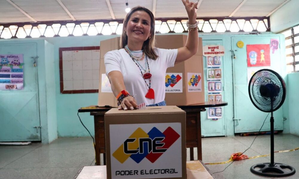 Dina Castillo votó - Agencia Carabobeña de Noticias
