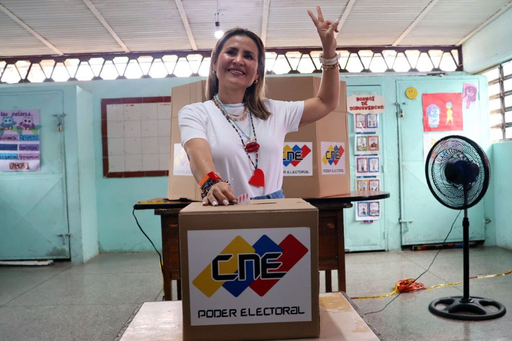 Dina Castillo votó - Agencia Carabobeña de Noticias