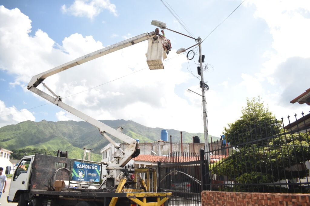Fumcosandi continúa sustituyendo luminarias - Agencia Carabobeña de Noticias