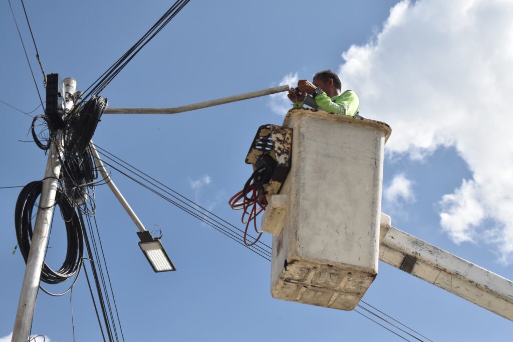Fumcosandi continúa sustituyendo luminarias - Agencia Carabobeña de Noticias