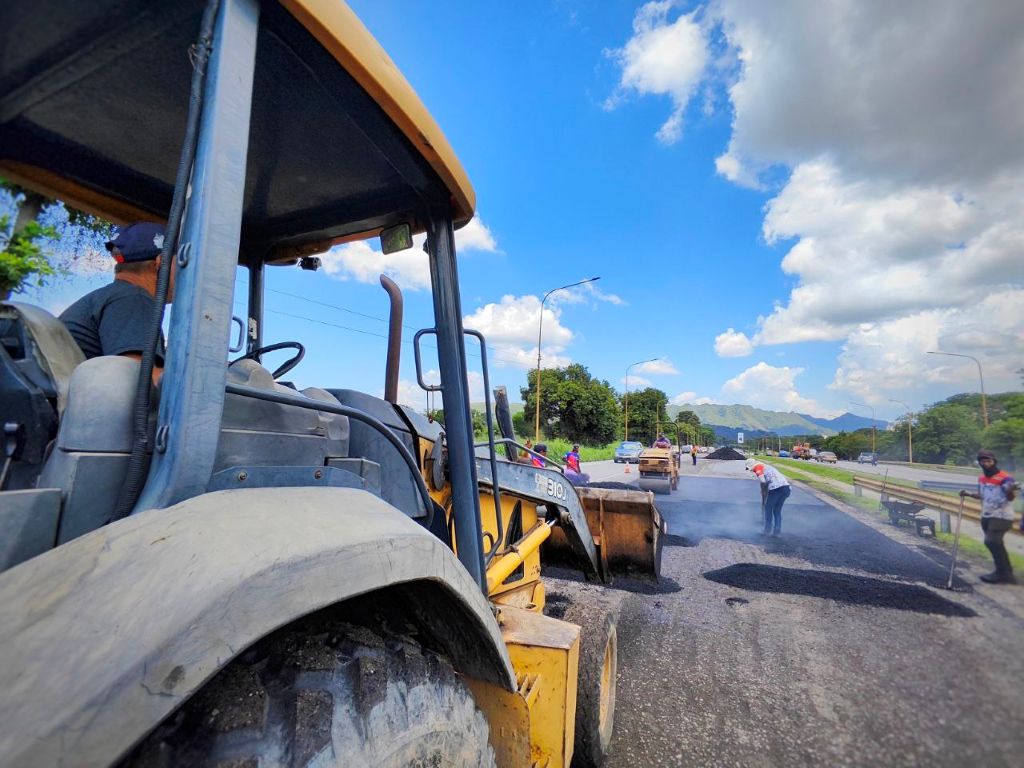 Gobierno de Carabobo aplica más de 400 toneladas de asfalto - Agencia Carabobeña de Noticias