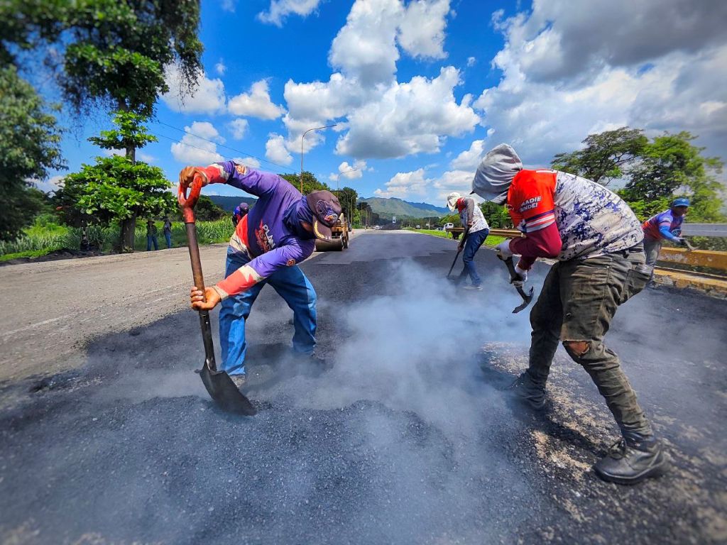 Gobierno de Carabobo aplica más de 400 toneladas de asfalto - Agencia Carabobeña de Noticias