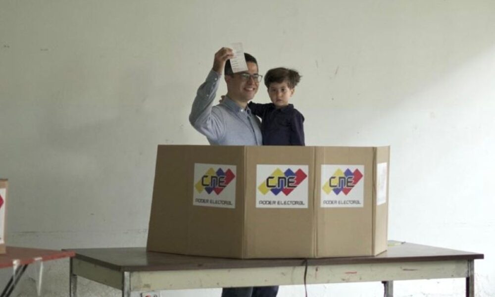 León Jurado ejerció su voto - Agencia Carabobeña de Noticias