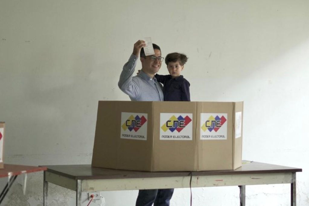 León Jurado ejerció su voto - Agencia Carabobeña de Noticias