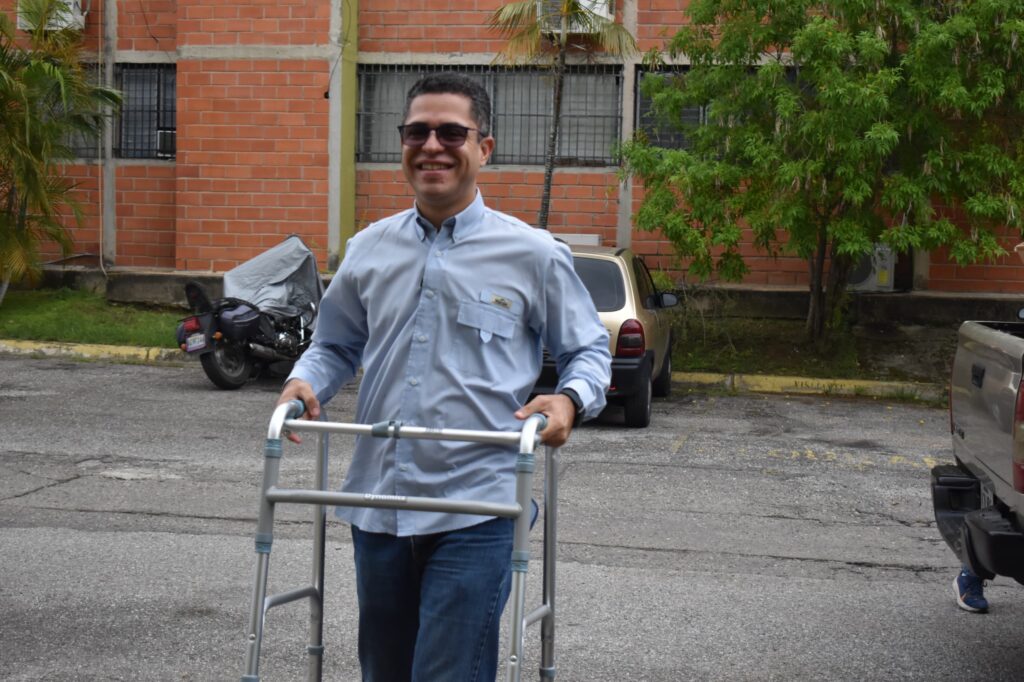 León Jurado entrega ayudas técnicas - Agencia Carabobeña de Noticias