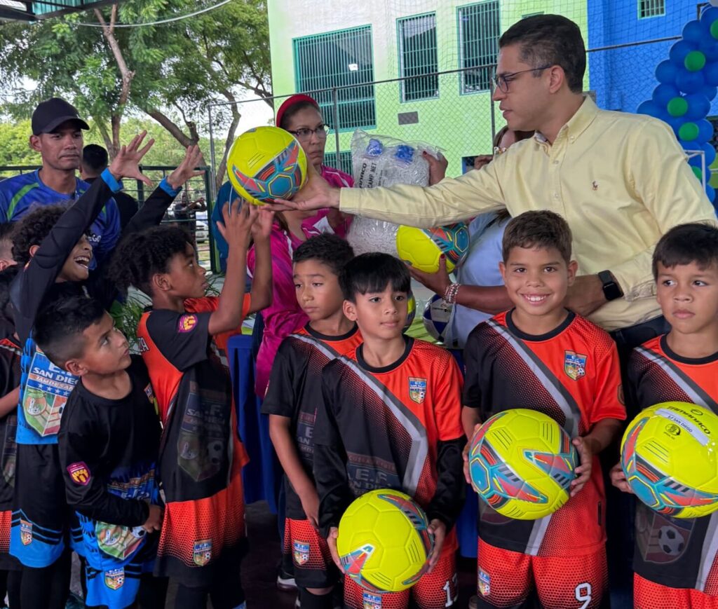 León Jurado hizo entrega de material deportivo - Agencia Carabobeña de Noticias
