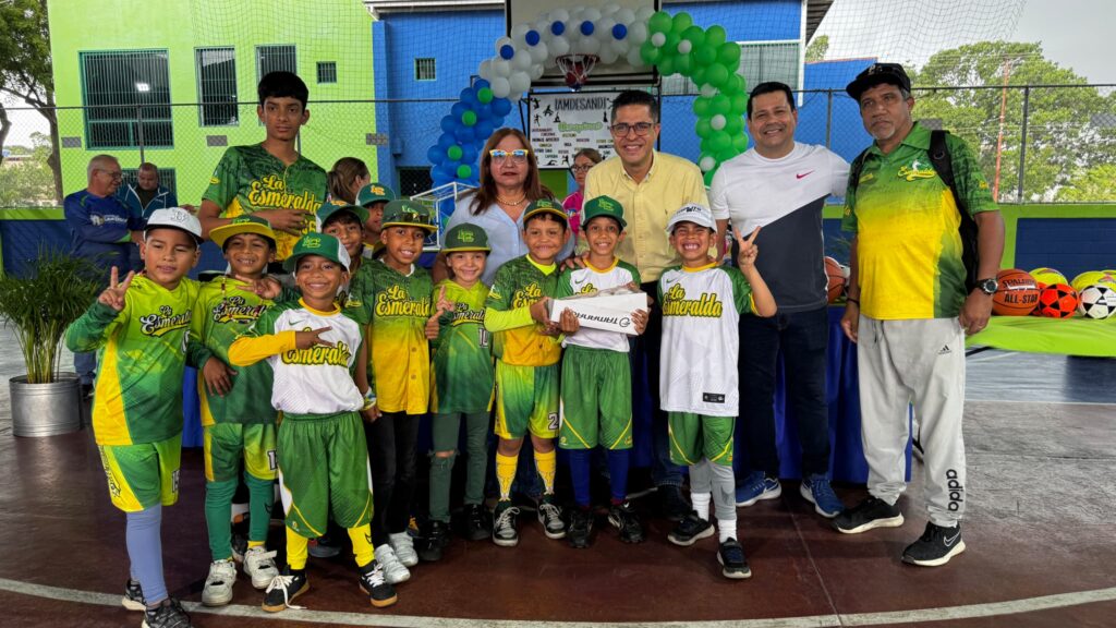 León Jurado hizo entrega de material deportivo - Agencia Carabobeña de Noticias