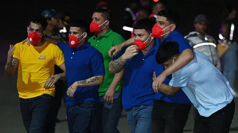 El vicepresidente Sectorial de Política, Seguridad Ciudadana y Paz, Diosdado Cabello informó que solo siete de los 252 migrantes que regresaron hoy al país tienen delitos graves con la justicia venezolana.Cabello destacó que toda esa retórica, toda la narrativa que ellos hicieron es falsa, porque no es delito ser venezolano. “¿Es un delito tener un tatuaje en el cuerpo?, ¿es un delito querer trabajar? No, ellos así los satanizaron, y así los estigmatizaron ante el mundo”.
Asimismo, hizo referencia que hoy estos jóvenes regresan al país en paz, en tranquilidad. No obstante, recalcó que el que tiene problemas con la justicia “pasará por la justicia. Así es como debe ser”.
En este sentido, el titular para las Relaciones Interiores, Justicia y Paz, añadió que independientemente de los delitos cometidos por estas siete personas, allá estaban en calidad de secuestrados, situación que aunque no los libra de su responsabilidad atenta contra sus derechos.
“La situación de ellos, allá, de estar secuestrados por un gobierno donde no cometieron delitos, es totalmente distinta a si tú cometiste un delito. Totalmente distinta. Y en este caso, los que hayan cometido delitos en Venezuela, la justicia se encargará. Es un procedimiento rutinario y normal aquí en Venezuela”, expresó Cabello.