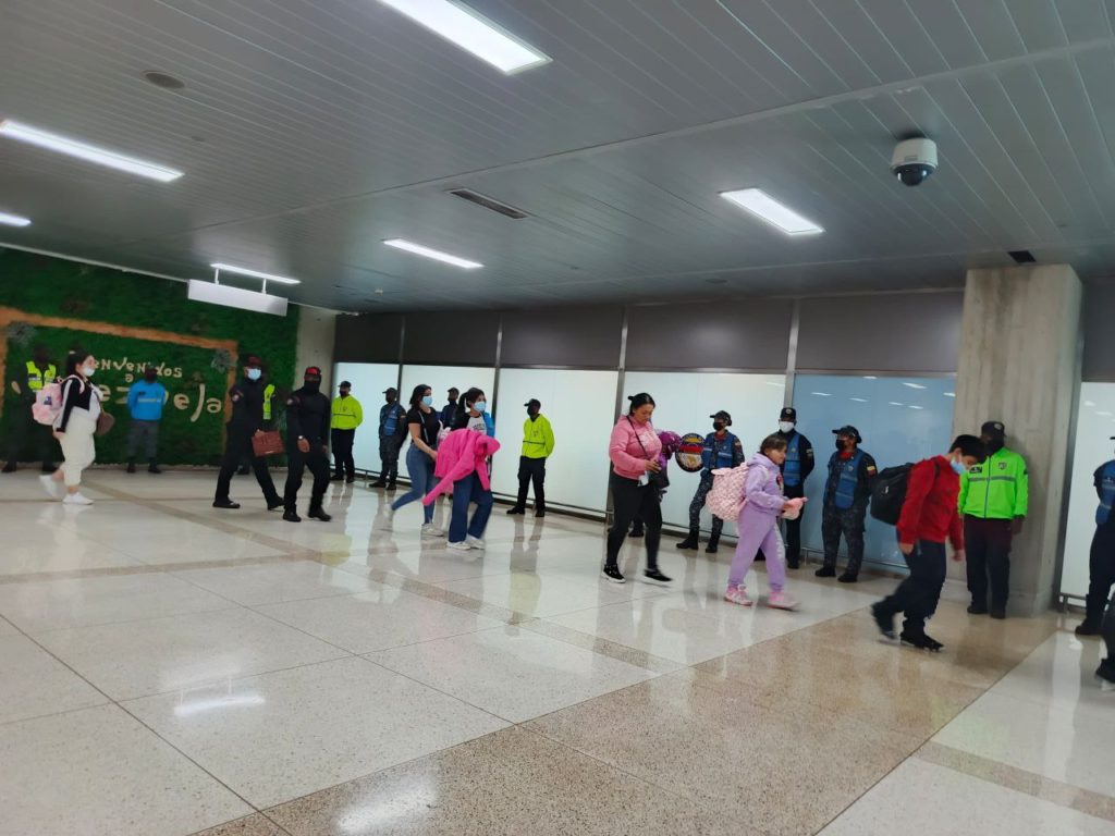 Regresan 324 venezolanos - Agencia Carabobeña de Noticias
