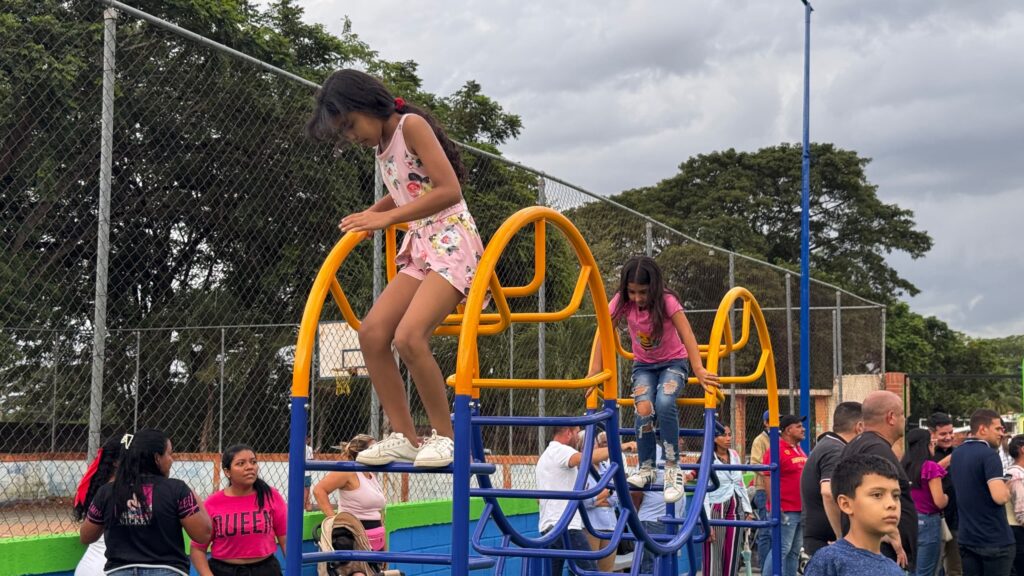 Alcalde León Jurado entrega dos parques infantiles - Agencia Carabobeña de Noticias