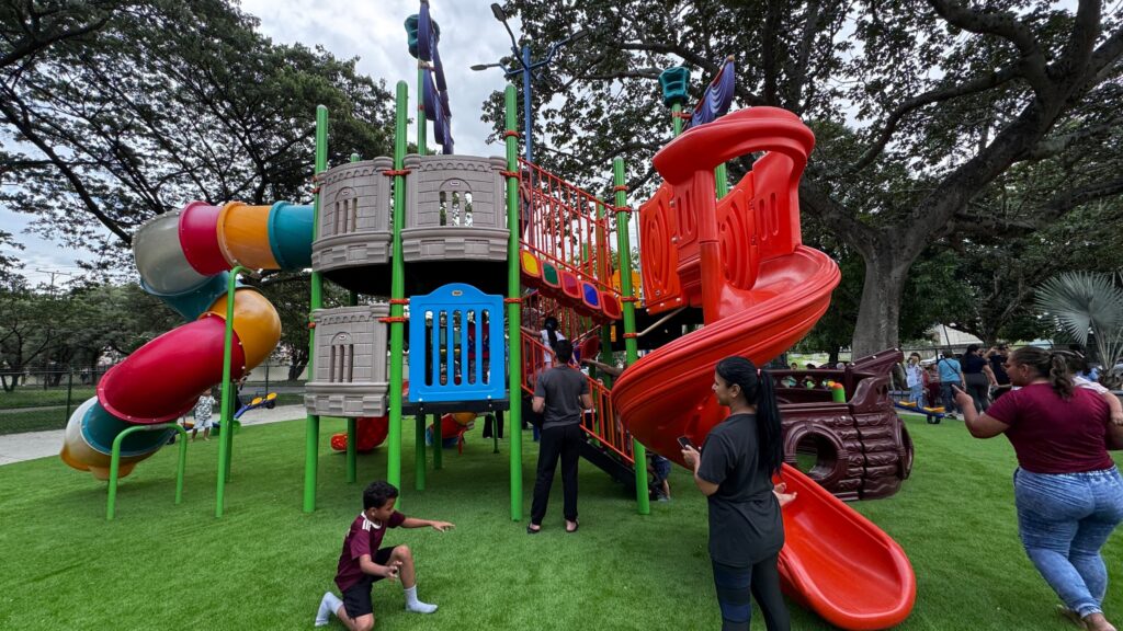 Alcalde León Jurado entrega dos parques infantiles - Agencia Carabobeña de Noticias
