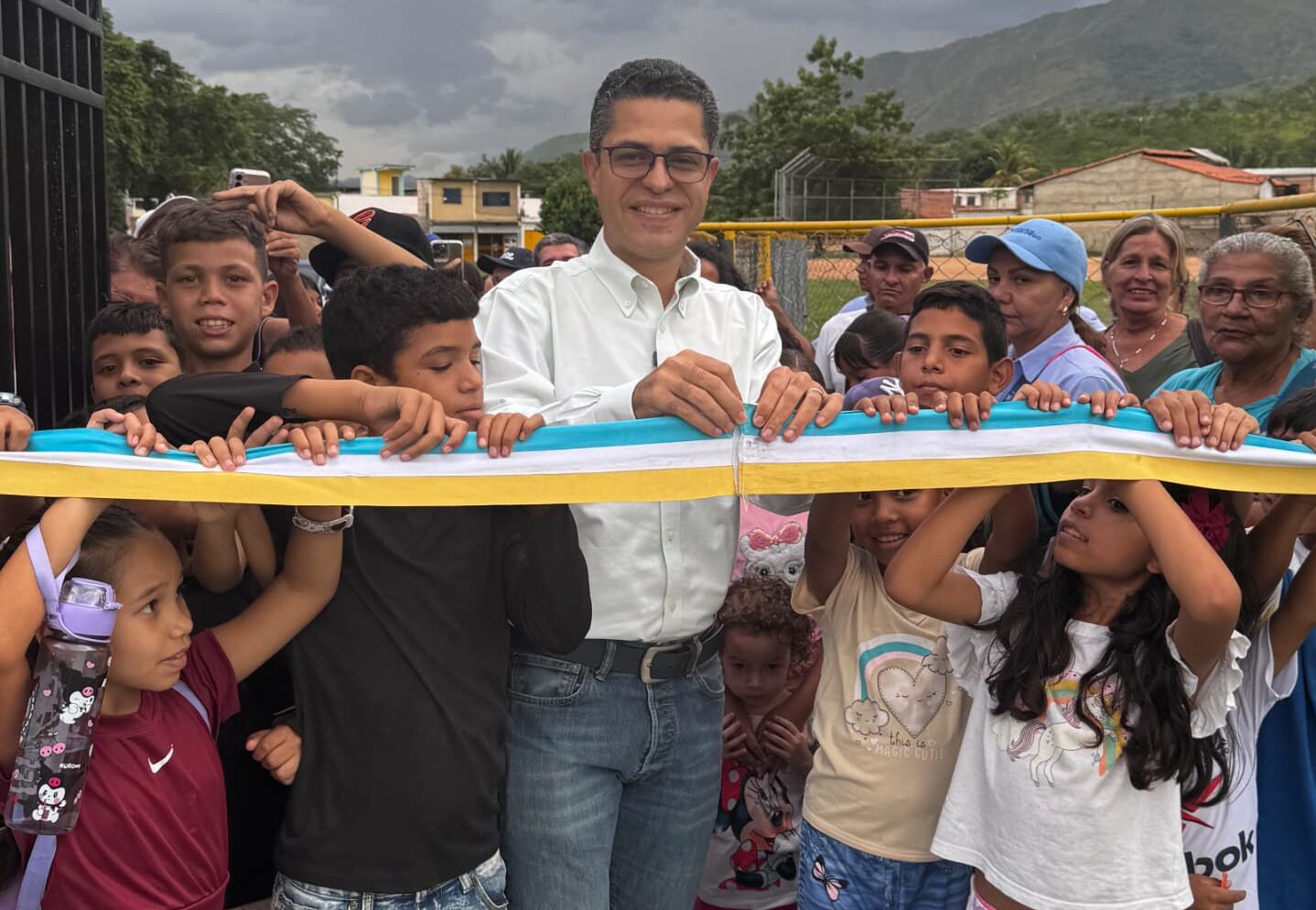 Alcalde León Jurado entrega dos parques infantiles - Agencia Carabobeña de Noticias