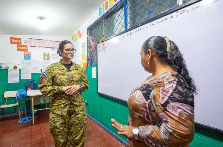 El Salvador normas en escuelas públicas