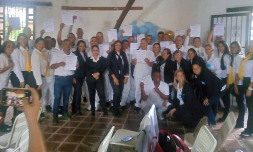 Entregan certificados a camilleros - Agencia Carabobeña de Noticias
