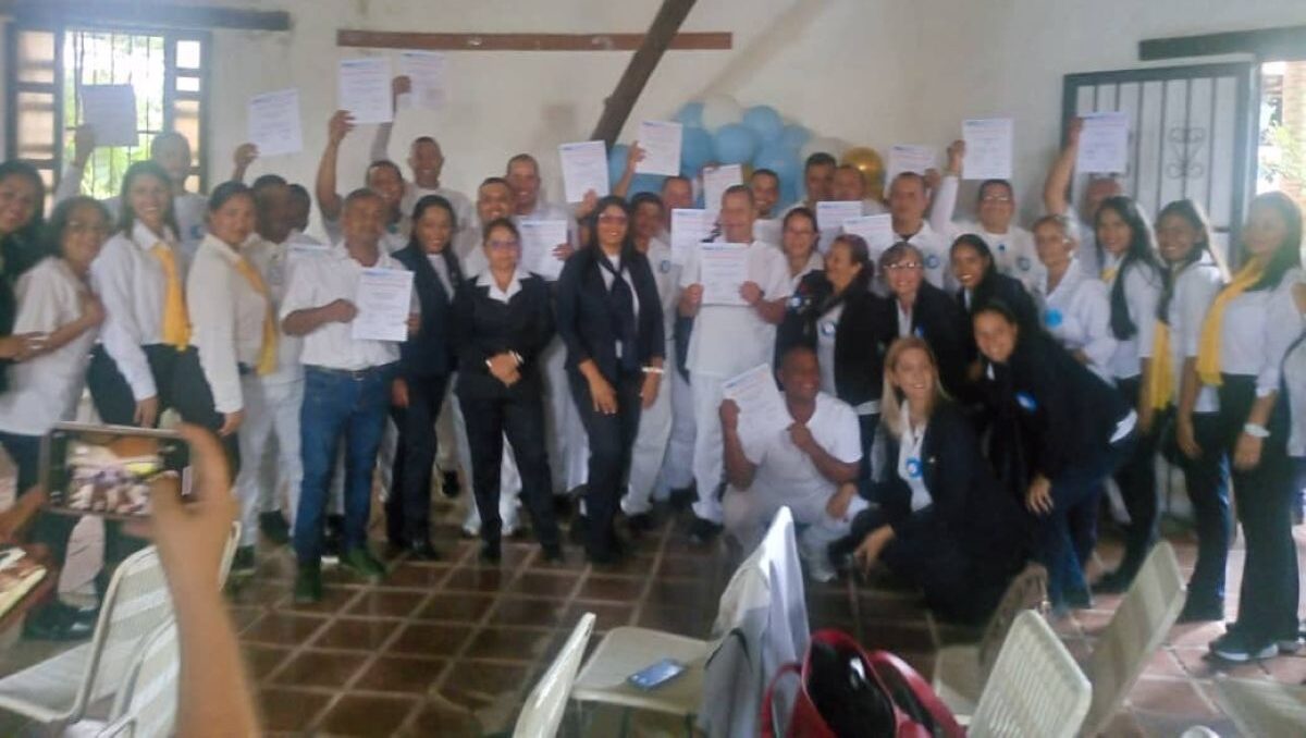 Entregan certificados a camilleros - Agencia Carabobeña de Noticias