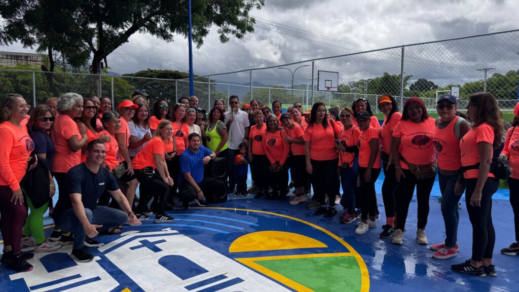 León Jurado entrega canchas de usos múltiples - Agencia Carabobeña de Noticias