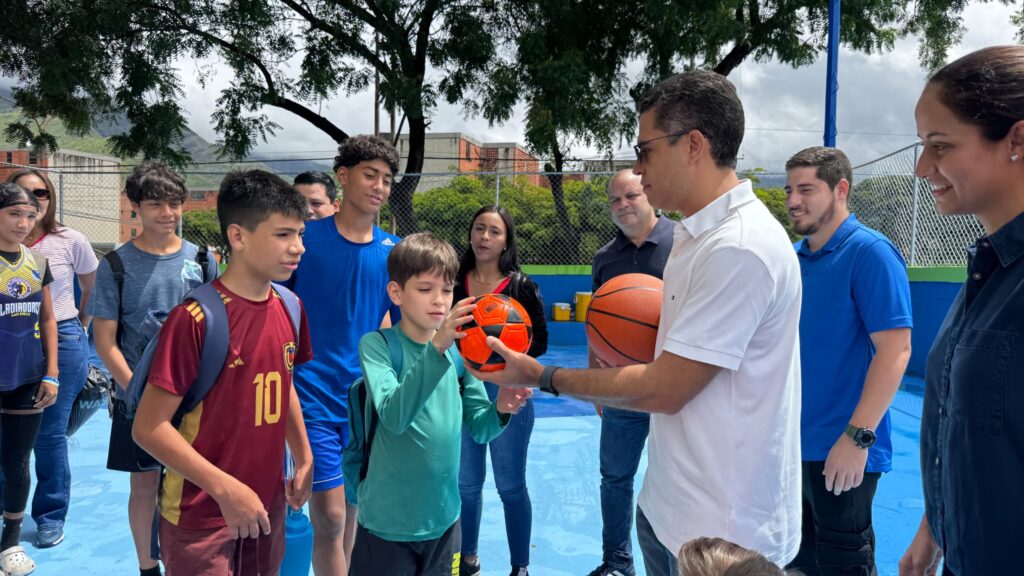 León Jurado entrega canchas de usos múltiples - Agencia Carabobeña de Noticias