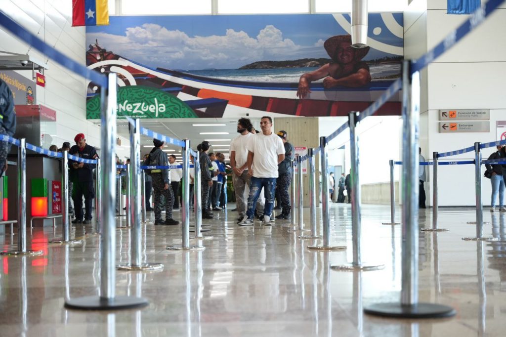 Llega vuelo 58 con 110 migrantes - Agencia Carabobeña de Noticias