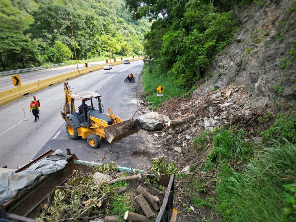 limpieza en Autopista Valencia-Puerto Cabello - Agencia Carabobeña de Noticias