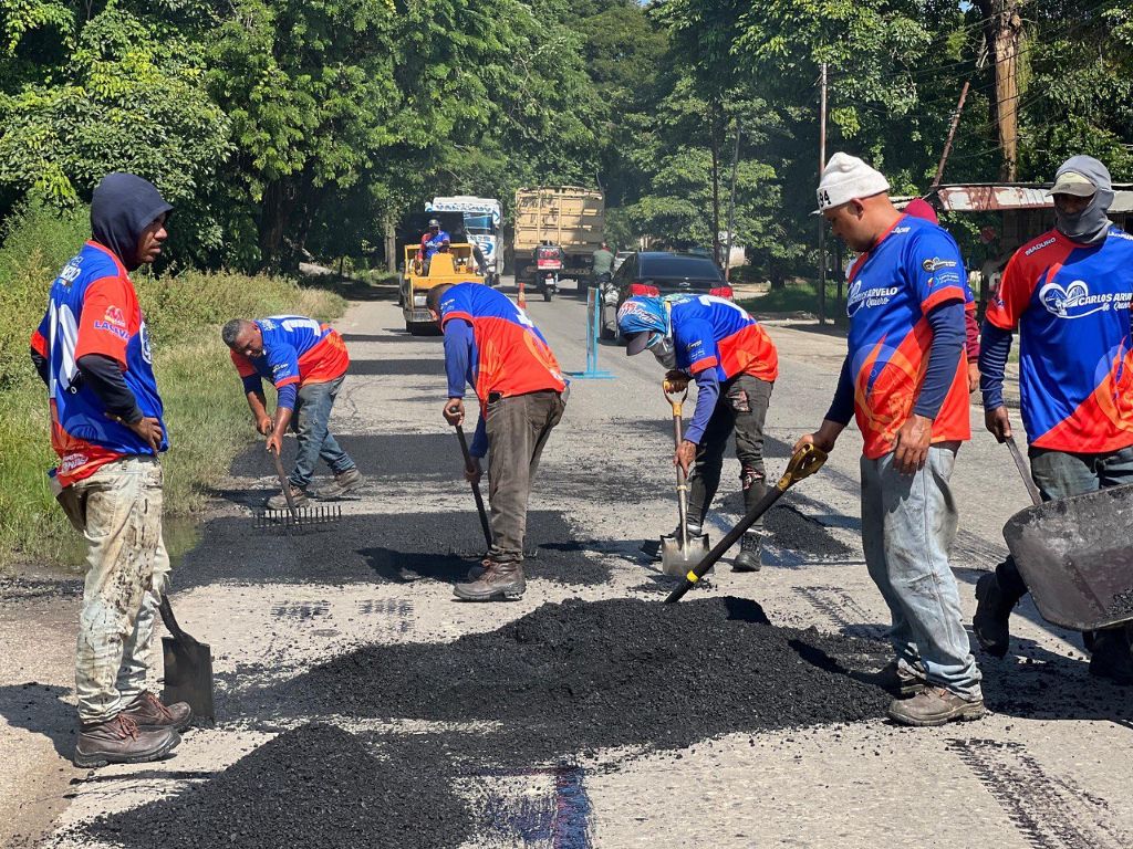 Bacheo en carretera nacional Güigüe-Valencia - Agencia Carabobeña de Noticias
