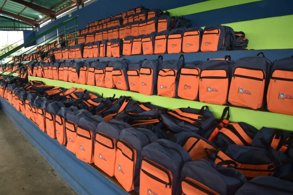 Entregan más de 2 mil 500 kits escolares - Agencia Carabobeña de Noticias