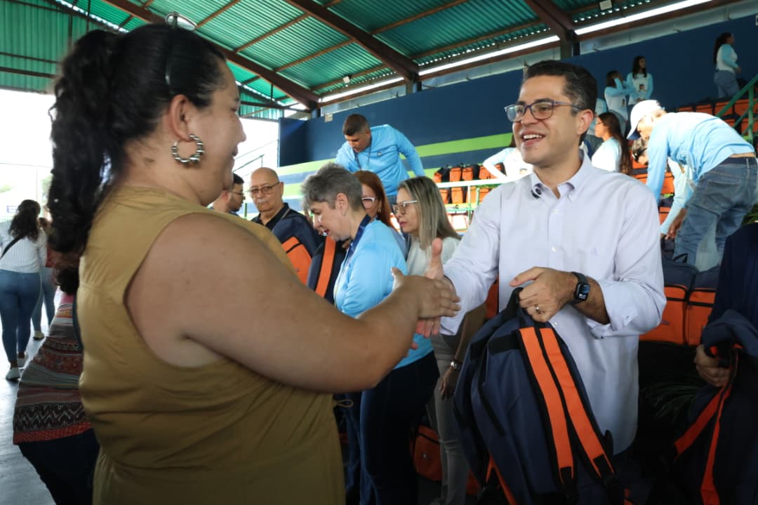 Entregan más de 2 mil 500 kits escolares - Agencia Carabobeña de Noticias