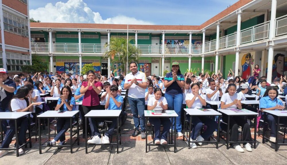 Entregan más de 350 nuevos mobiliarios escolares- Agencia Carabobeña de Noticias