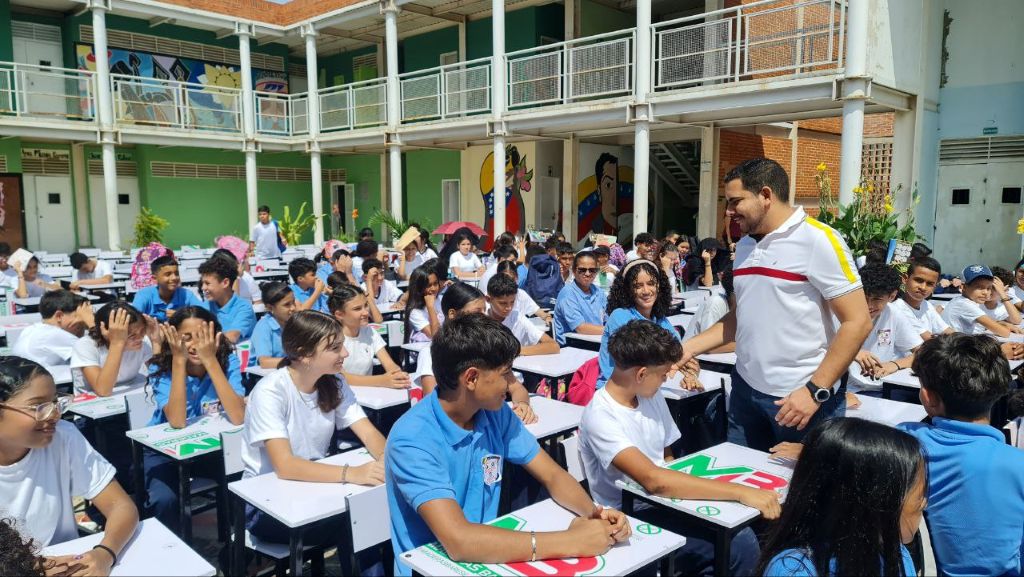 Entregan más de 350 nuevos mobiliarios escolares- Agencia Carabobeña de Noticias